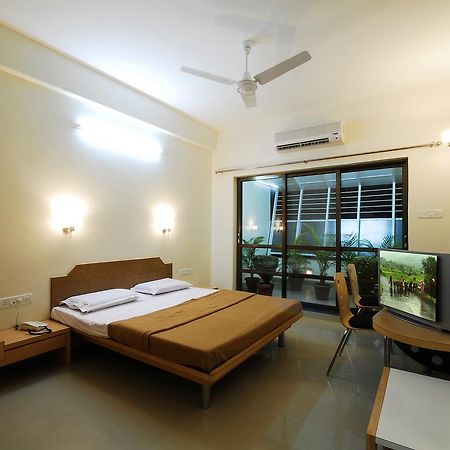Hotel New Holiday Plaza Nashik Exterior photo