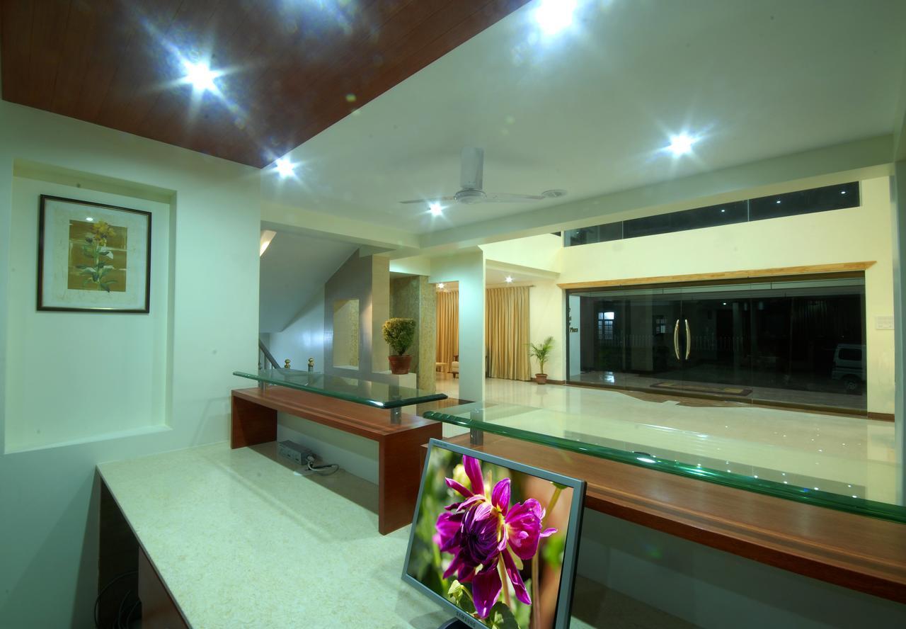 Hotel New Holiday Plaza Nashik Exterior photo