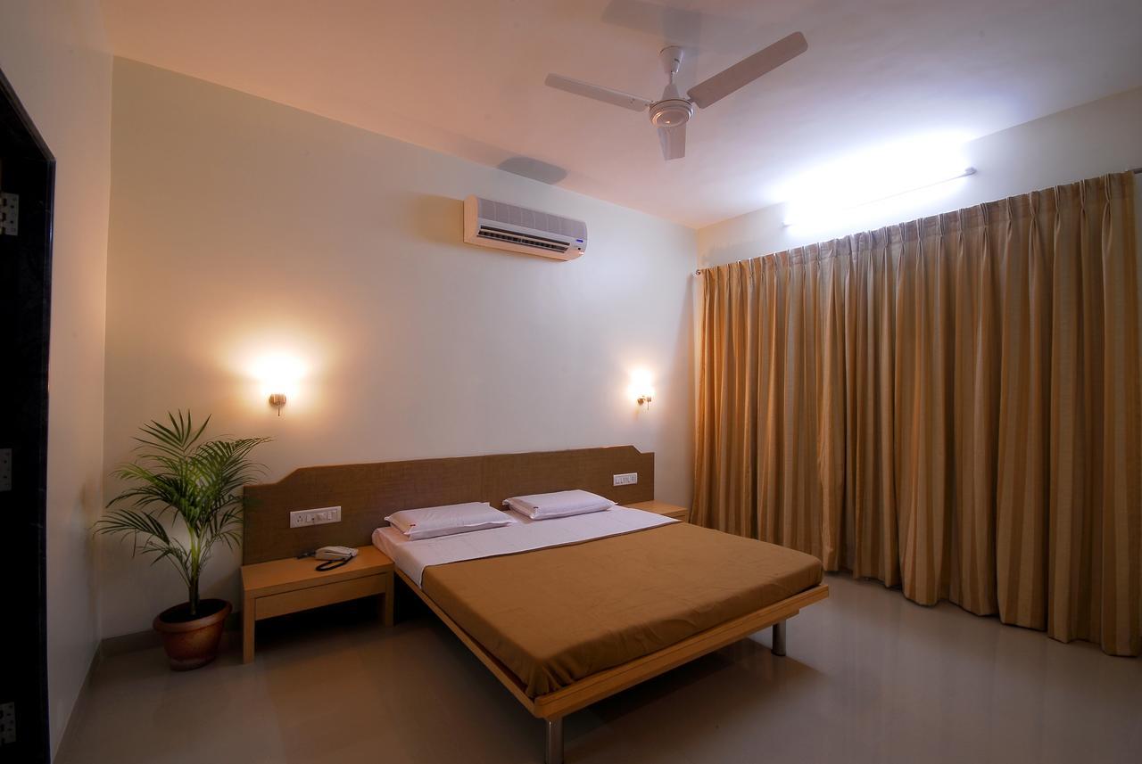 Hotel New Holiday Plaza Nashik Exterior photo