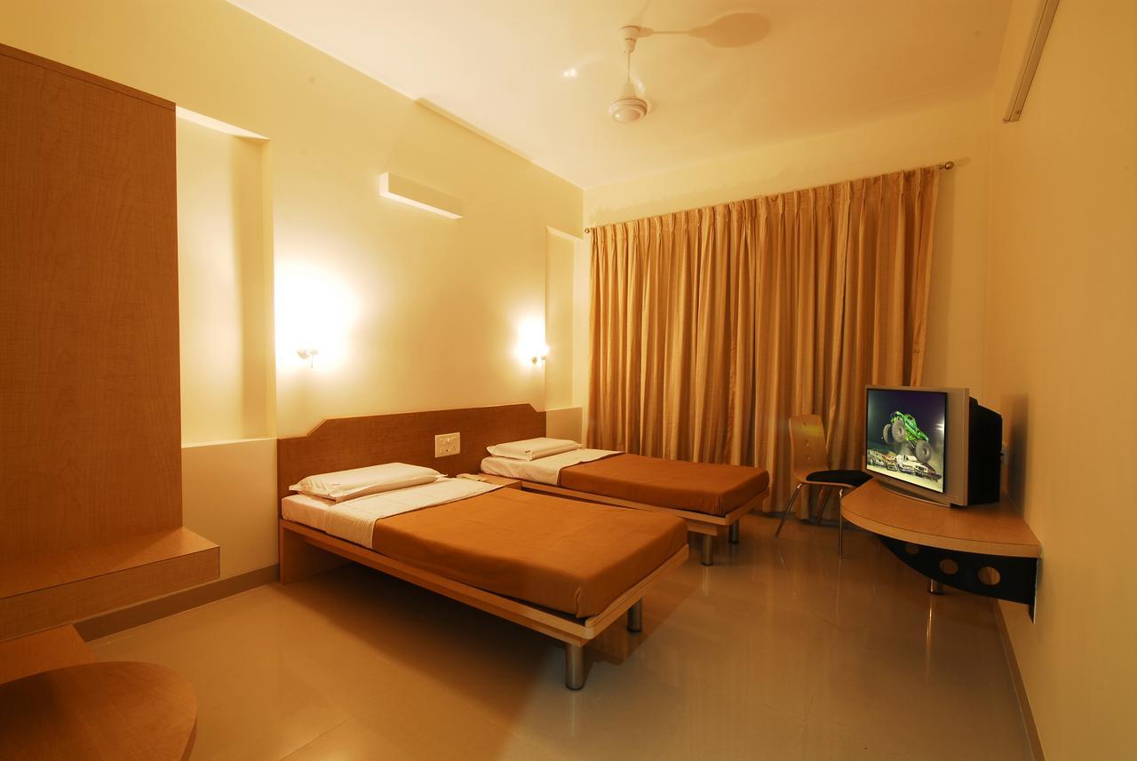 Hotel New Holiday Plaza Nashik Exterior photo