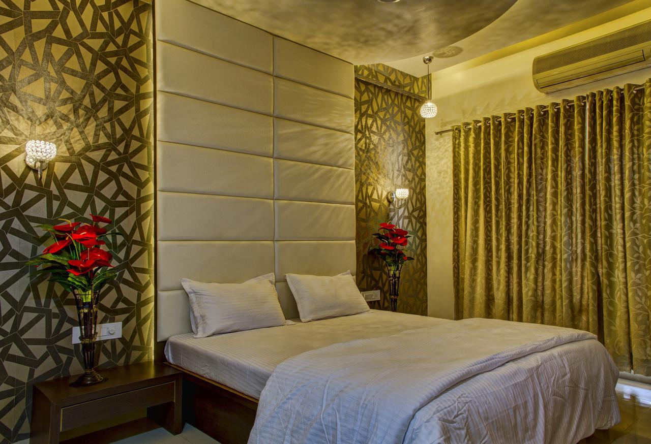 Hotel New Holiday Plaza Nashik Exterior photo